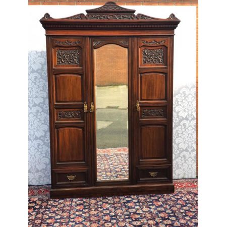 Antiker viktorianischer geschnitzter Mahagonikleiderschrank , Triple Wardrobe, mit Spiegeltür