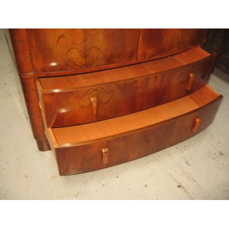 Antiker Bow Front Walnusskleiderschrank, aus 1930