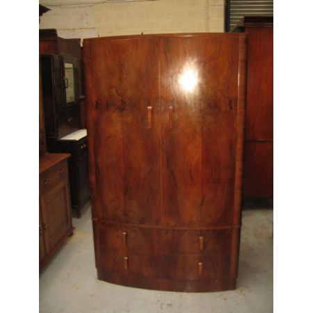 Antiker Bow Front Walnusskleiderschrank, aus 1930