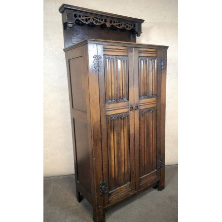 Antiker geschnitzter Eichenkleiderschrank, Linenfall Hall wardrobe,  um 1920