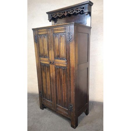 Antiker geschnitzter Eichenkleiderschrank, Linenfall Hall wardrobe,  um 1920