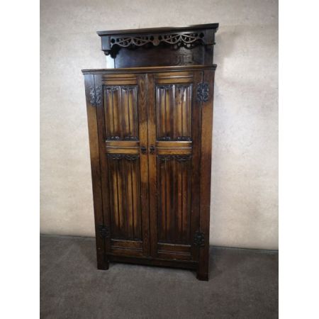 Antiker geschnitzter Eichenkleiderschrank, Linenfall Hall wardrobe,  um 1920