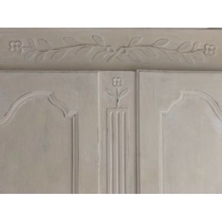 Antiker französischer cremefarben bemalter Kleiderschrank des 19. Jahrhunderts