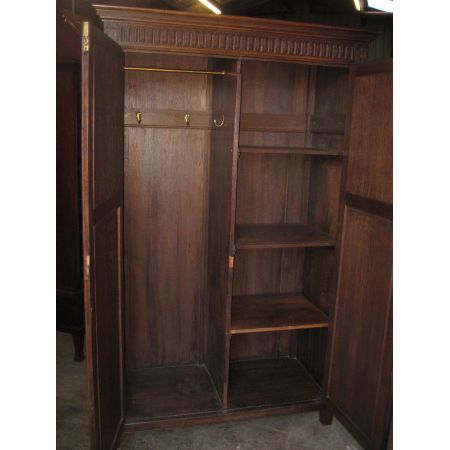 kleiner antiker zweitüriger Eichenkleiderschrank, 1920 