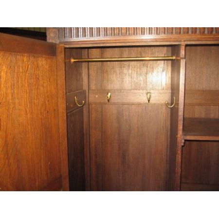 kleiner antiker zweitüriger Eichenkleiderschrank, 1920 