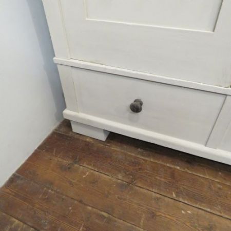 antiker bemalter Kiefernkleiderschrank, Spiegelkleiderschrank um 1900 