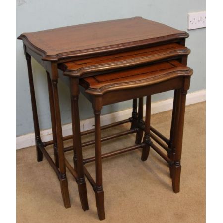 Drei antike edwardianische Mahagonibeistelltische, Nest of Tables 