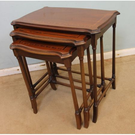 Drei antike edwardianische Mahagonibeistelltische, Nest of Tables 