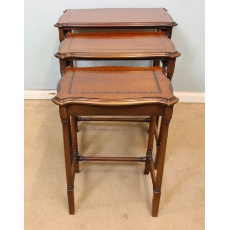 Drei antike edwardianische Mahagonibeistelltische, Nest of Tables 