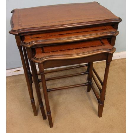 Drei antike edwardianische Mahagonibeistelltische, Nest of Tables 