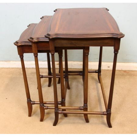 Drei antike edwardianische Mahagonibeistelltische, Nest of Tables 