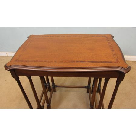 Drei antike edwardianische Mahagonibeistelltische, Nest of Tables 