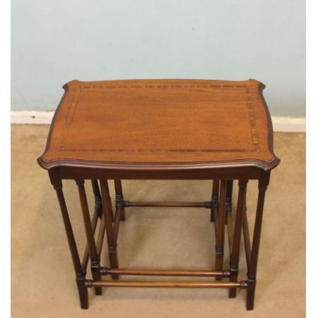 Drei antike edwardianische Mahagonibeistelltische, Nest of Tables 