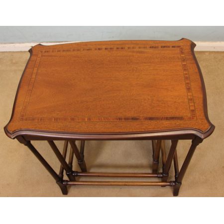 Drei antike edwardianische Mahagonibeistelltische, Nest of Tables 