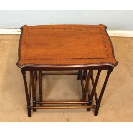 Drei antike edwardianische Mahagonibeistelltische, Nest of Tables 