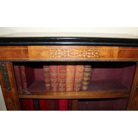 Antiker Nussbaum offener Bücherschrank 