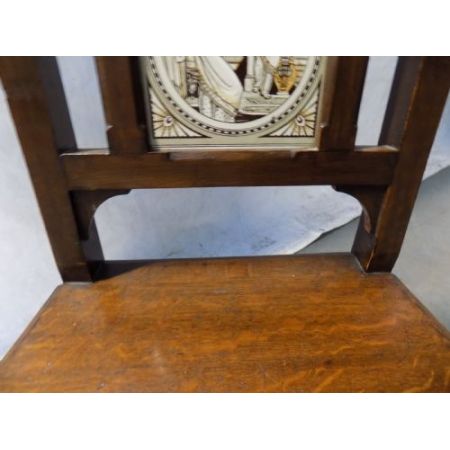 Antikes Paar viktorianischer Eichenstühle mit Keramikfliese aus 1880