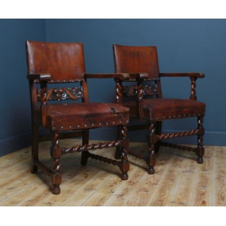 Paar antike Eichenstühle mit Lederbezug von Wylie & Lochhead von 1920