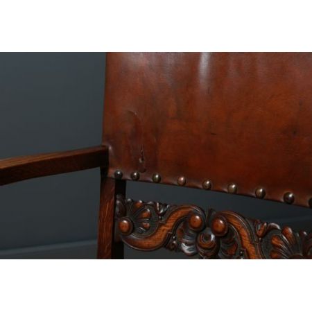 Paar antike Eichenstühle mit Lederbezug von Wylie & Lochhead von 1920