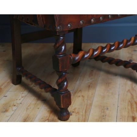 Paar antike Eichenstühle mit Lederbezug von Wylie & Lochhead von 1920