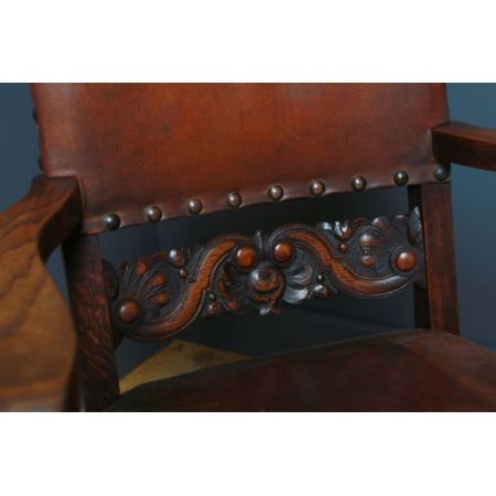 Paar antike Eichenstühle mit Lederbezug von Wylie & Lochhead von 1920