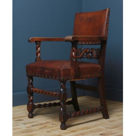 Paar antike Eichenstühle mit Lederbezug von Wylie & Lochhead von 1920