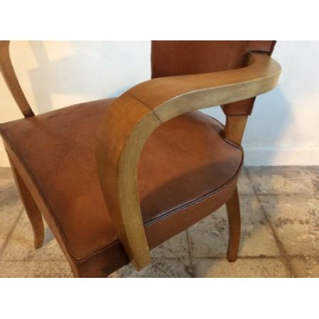 Antiker französischer Buchenschreibtischstuhl mit Lederbezug von 1930