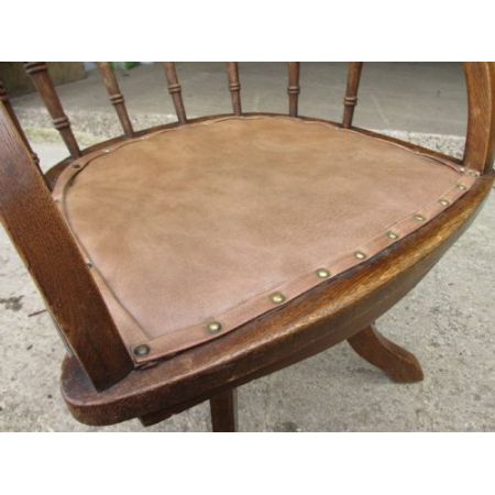 Antiker edwardianischer drehbarer Eichenschreibtischstuhl Spindelrücken