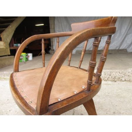 Antiker edwardianischer drehbarer Eichenschreibtischstuhl mit Spindelrücken