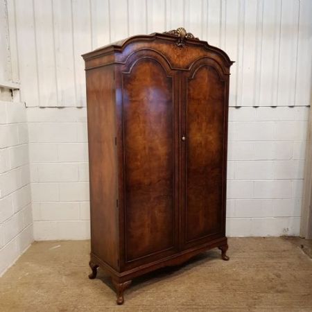 Nussbaum Serpentinen Kleiderschrank Massivholz antik ca 1920