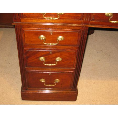 Antiker spät viktorianischer  Mahagoni Pedestal Desk von 1900