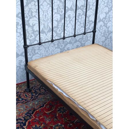 Antikes viktorianisches Messing und Eisen Bettgestell 