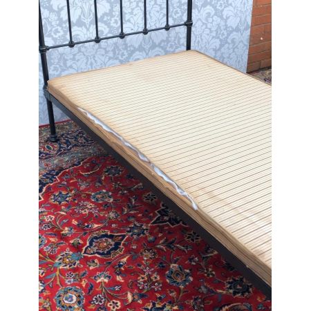 Antikes viktorianisches Messing und Eisen Bettgestell 