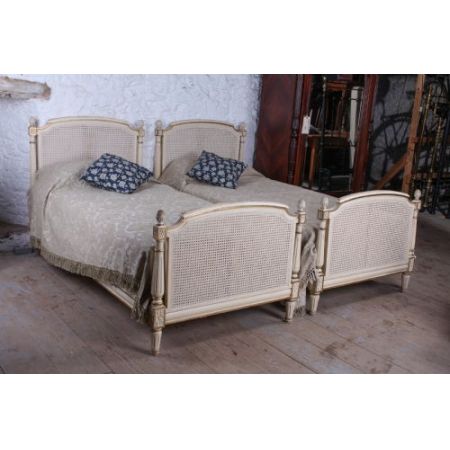 hübsches Paar französisch bemalter Einzelbetten von 1920