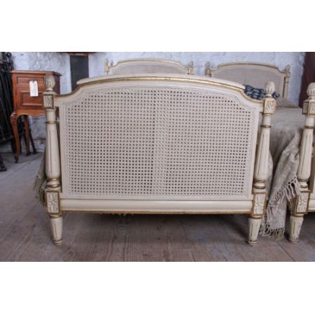 hübsches Paar französisch bemalter Einzelbetten von 1920