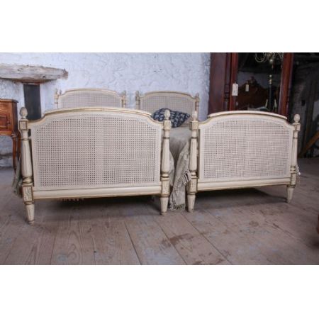 hübsches Paar französisch bemalter Einzelbetten von 1920