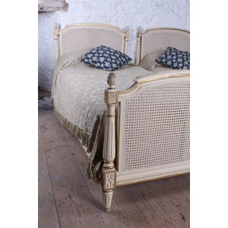 hübsches Paar französisch bemalter Einzelbetten von 1920