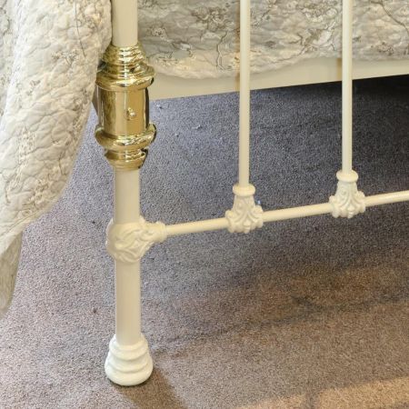 Antikes cremefarbenes filigranes Bett von 1890