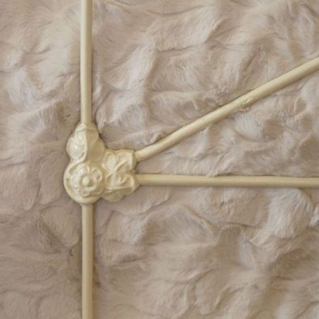 Antikes viktorianisches Gusseisen Einzelbett in cremefarben von 1875