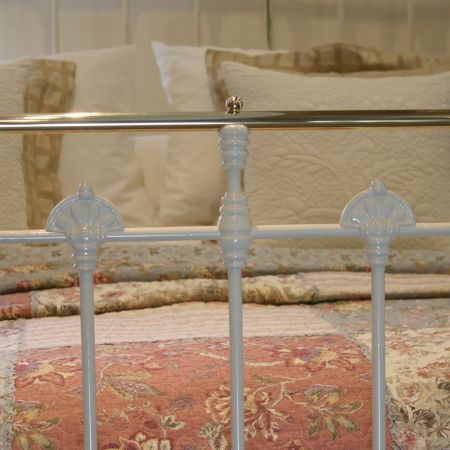 Antikes King Size cremefarbenes Messing und Eisenbett von 1900