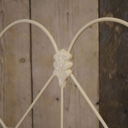 2 antike viktorianische Platform Betten in Creme von 1900