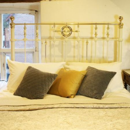 Antikes King Size Bett in Creme von 1890