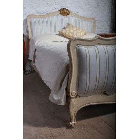 Antikes neu gepolstertes französisches Doppelbett von 1920 