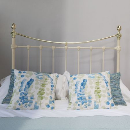 Antikes bett aus Messing und Eisen in Creme von 1890