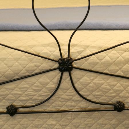 Antikes schwarzes Bett von 1880
