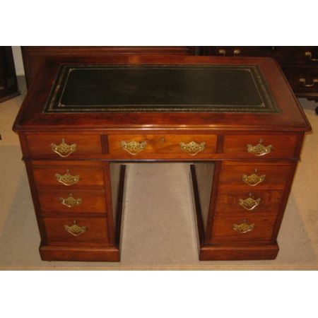 Antiker viktorianischer Nussbaumsockelschreibtisch/ Pedestal Desk von 1890