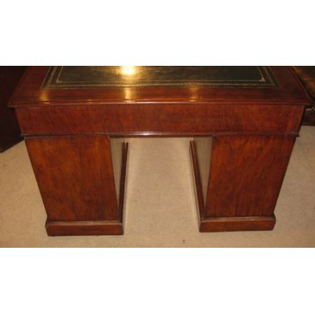Antiker viktorianischer Nussbaumsockelschreibtisch/ Pedestal Desk von 1890