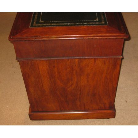 Antiker viktorianischer Nussbaumsockelschreibtisch/ Pedestal Desk von 1890