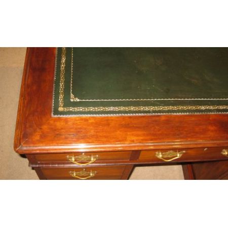 Antiker viktorianischer Nussbaumsockelschreibtisch/ Pedestal Desk von 1890