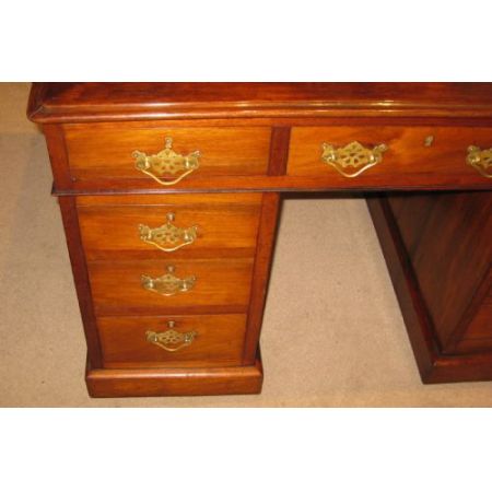 Antiker viktorianischer Nussbaumsockelschreibtisch/ Pedestal Desk von 1890